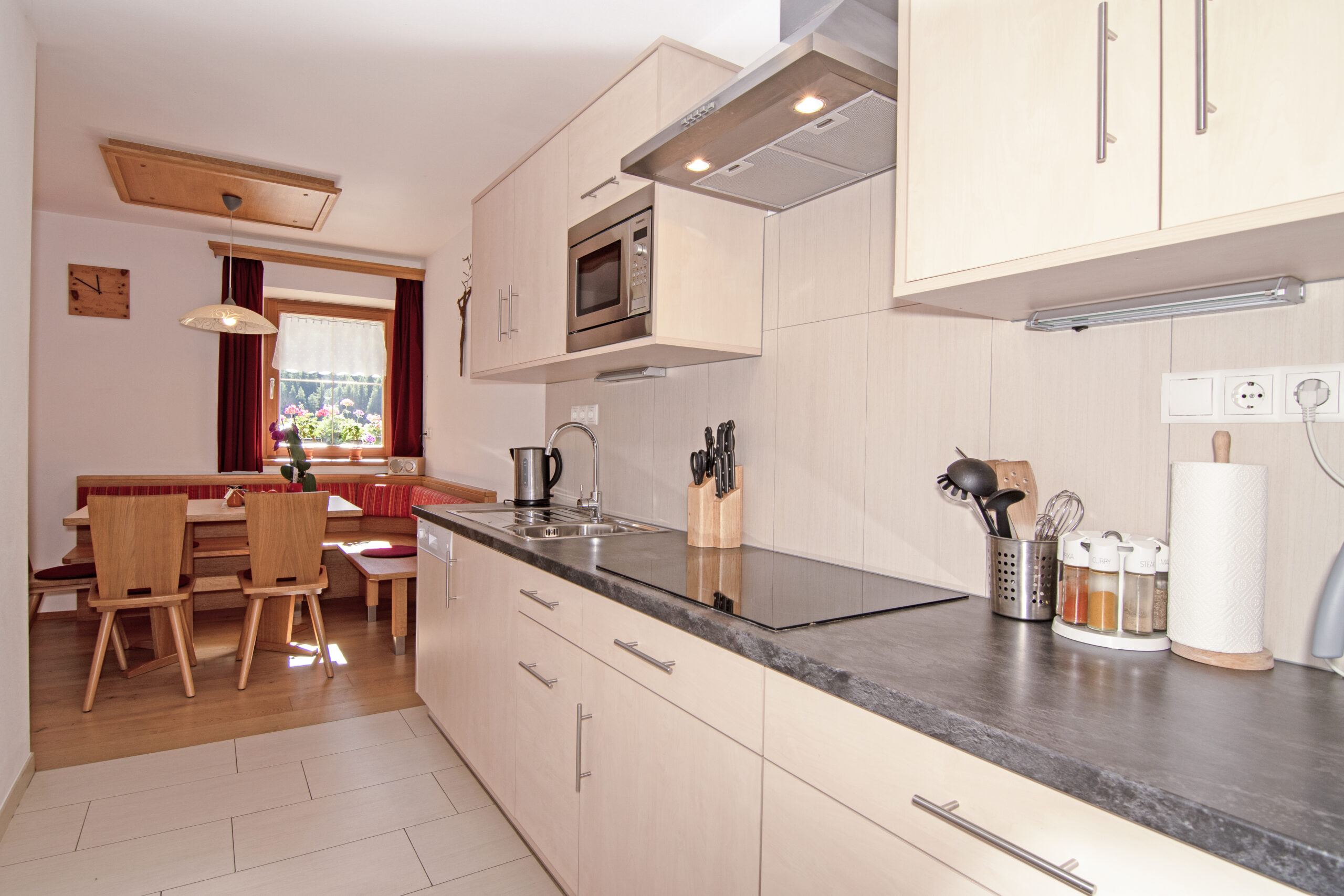 Wiartshof Urlaub auf dem Bauernof Langtaufers Ferienwohnung Heustadl Küchenzeile mit Esstisch