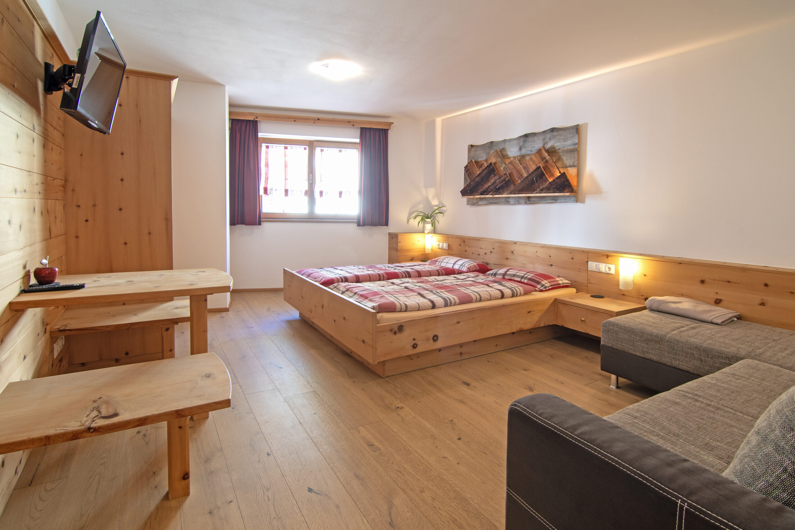 Wiartshof Urlaub auf dem Bauernof Langtaufers Ferienwohnung Heustadl Schlafzimmer mit Sofa und Sitzecke