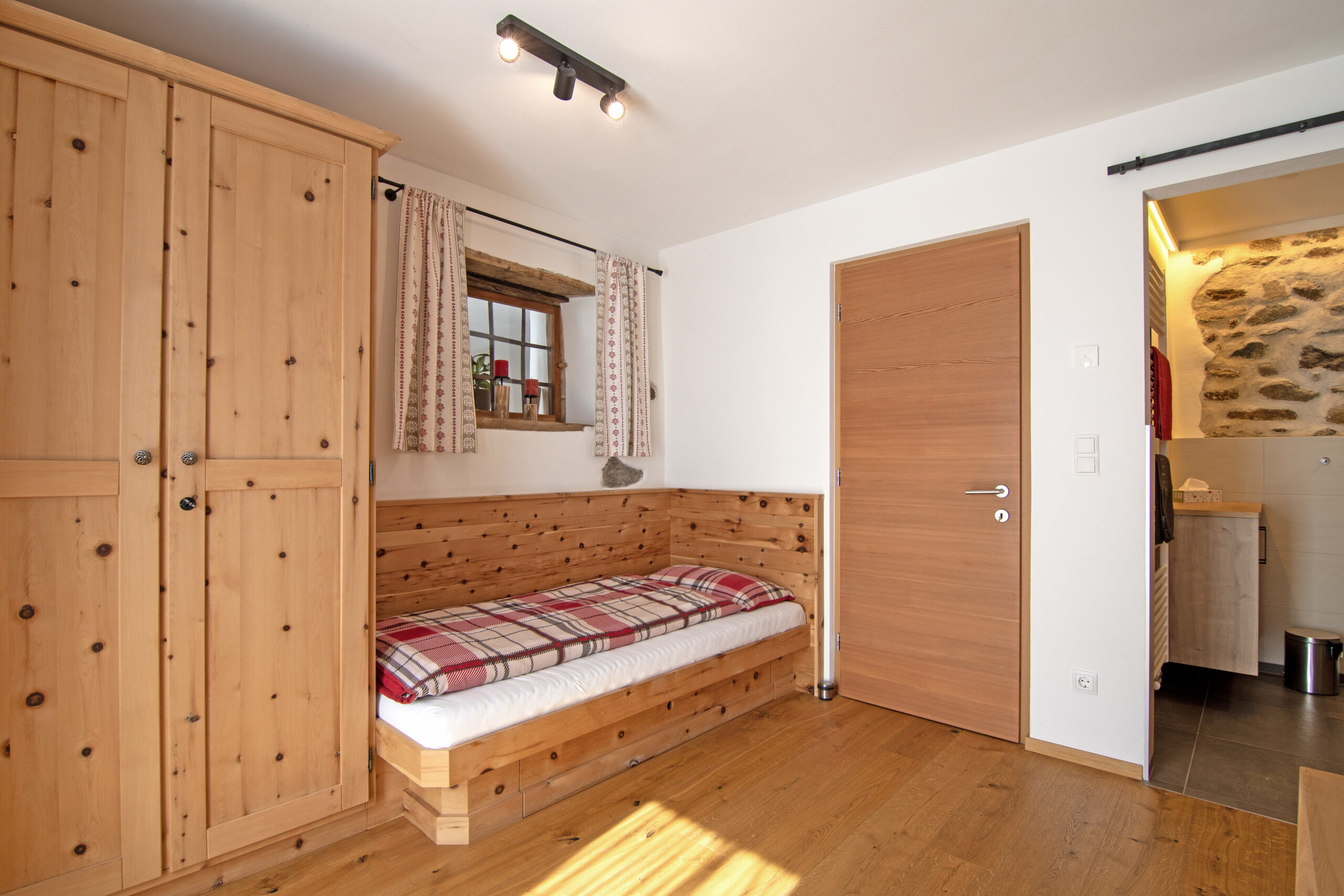 Wiartshof Urlaub auf dem Bauernof Langtaufers Ferienwohnung Kuhstall Suite Schlafzimmer mit Einzelbett