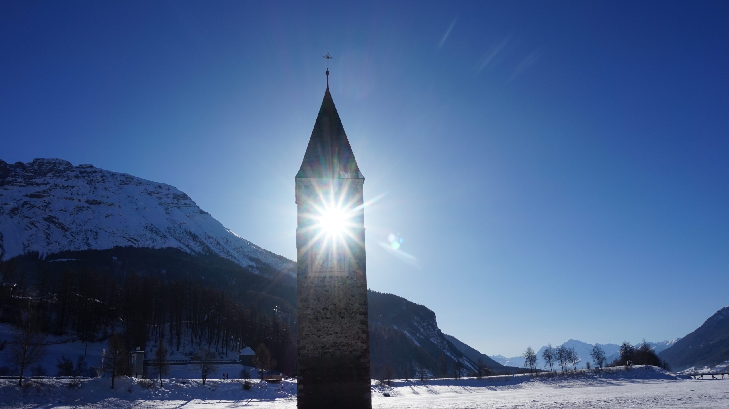 Wiartshof Urlaub auf dem Bauernof Langtaufers Ferienwohnungen Turm im Reschensee Winter Sonne durchs Turmfenster